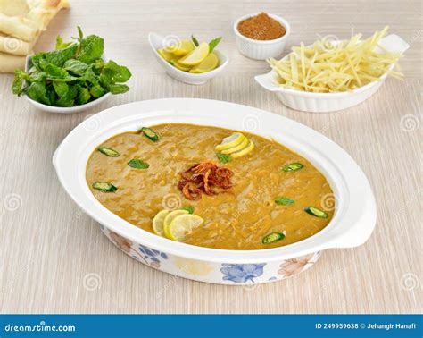  Haleem: Un delizioso connubio di carne brasata e lenticchie cremose!